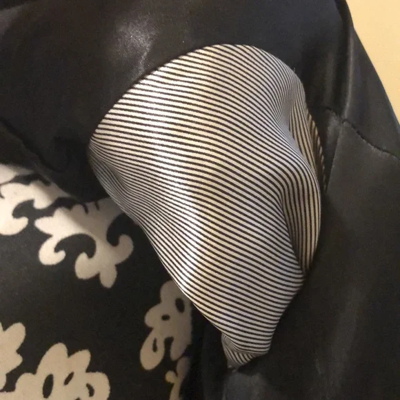 Charlotte Russe Classic lined 1 button blazer, roll satin & lace detail sleeves - Picture 7 of 12